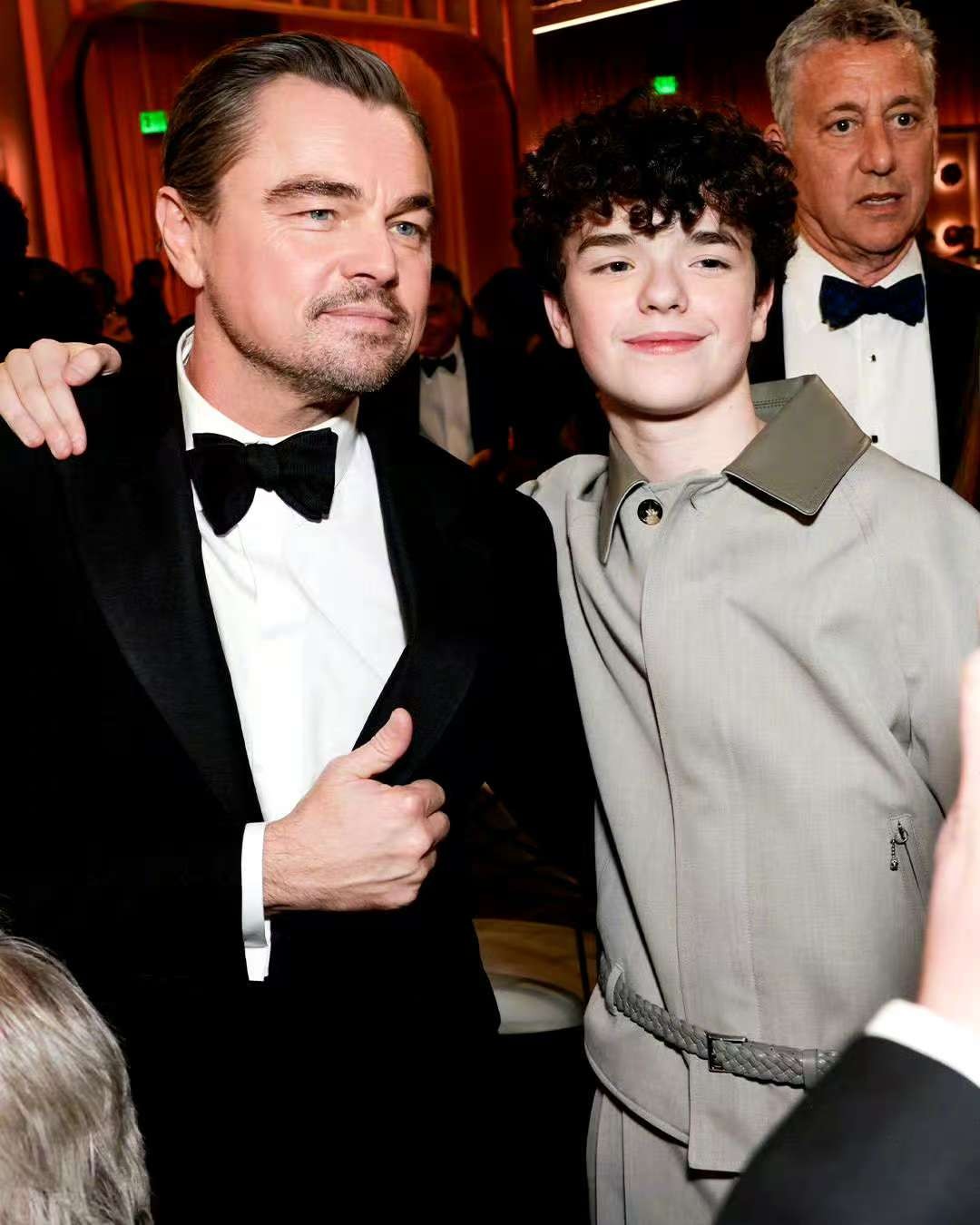 男明星红毯穿搭_金球奖红毯造型_女明星黑色礼服