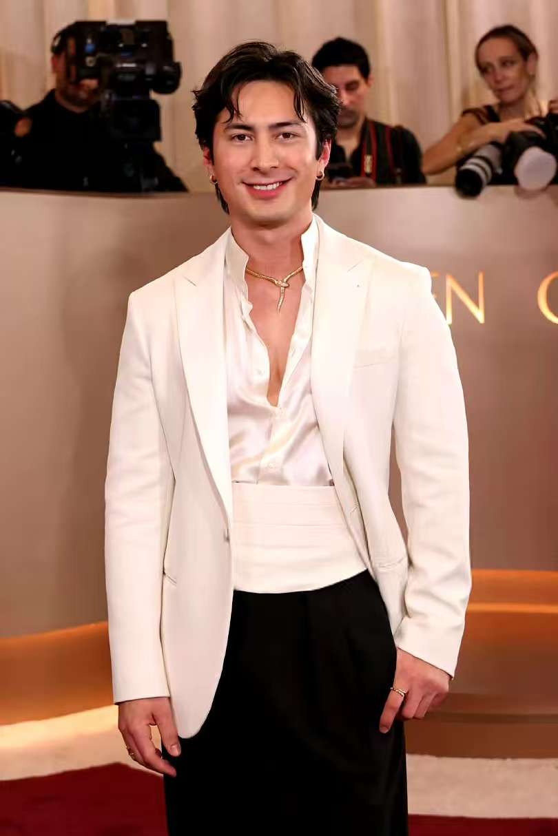 金球奖红毯造型_女明星黑色礼服_男明星红毯穿搭