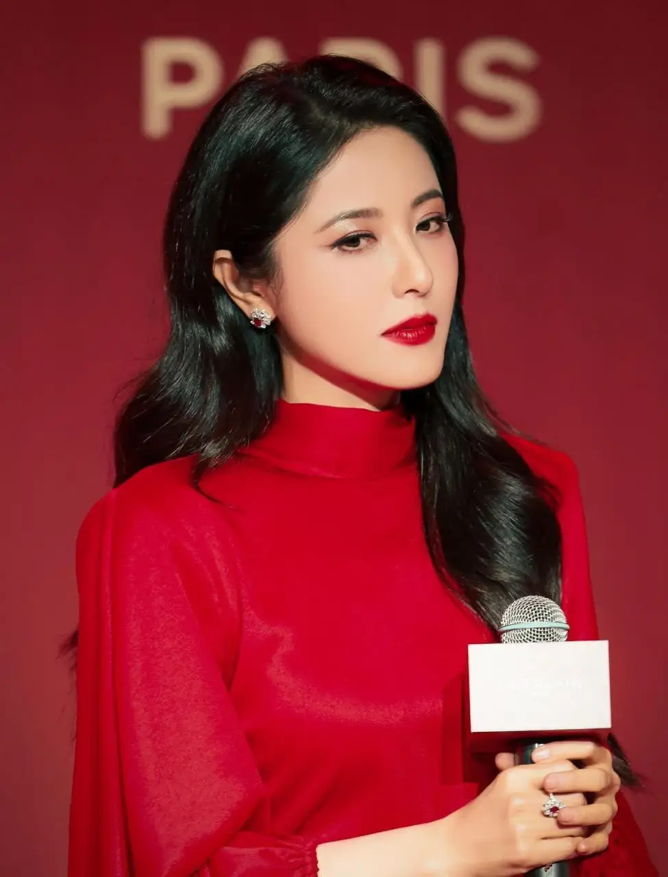 杨幂内娱颜值核武器_女明星照片最美照片_迪丽热巴2025演技