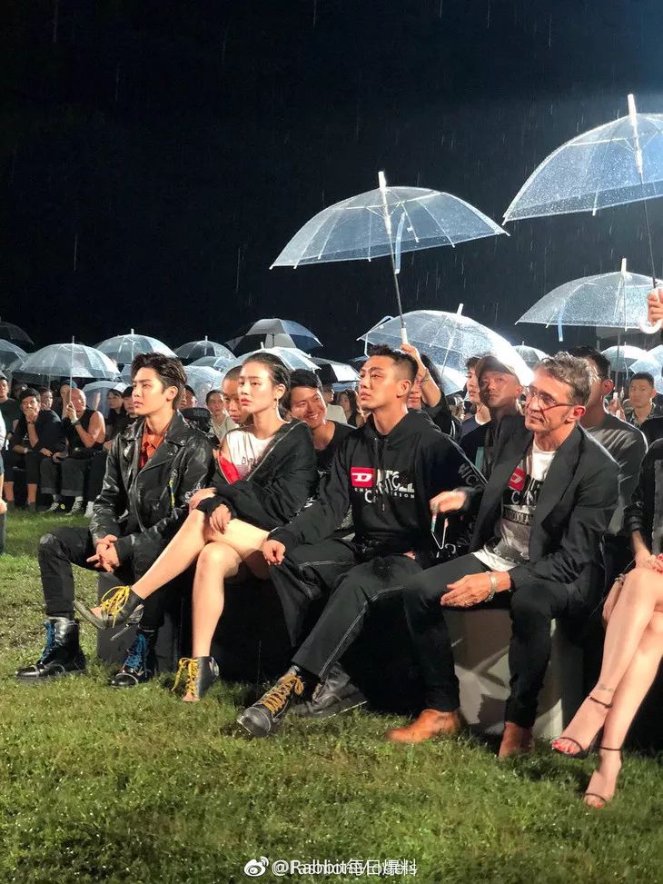 时装周路人抓拍女明星_路人镜头下的明星颜值_女明星时尚cosmo